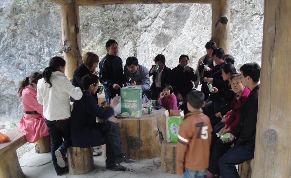 香蕉视频在线免费看塑胶跑道团队武当山一日游团建合照